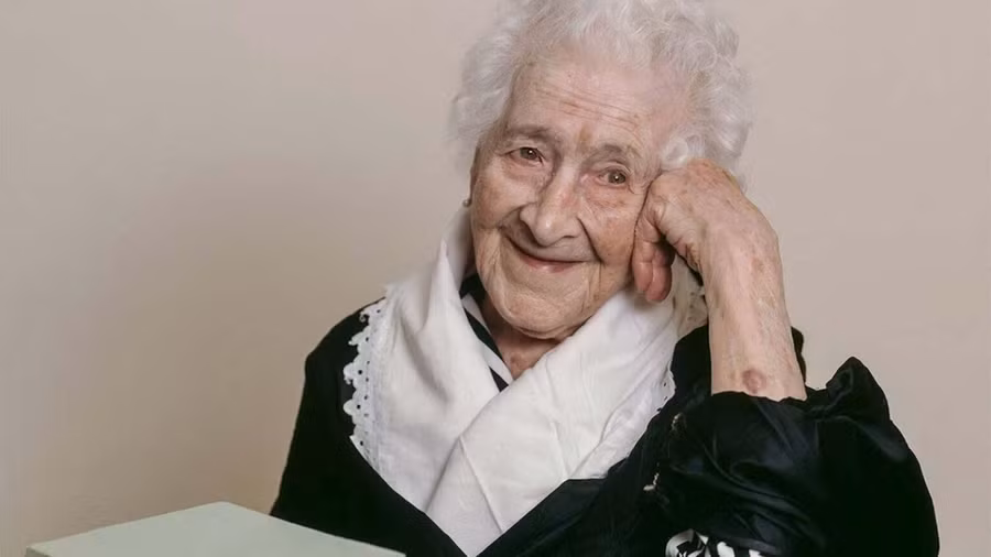 Jeanne Louise Calment là người già nhất thế giới, sống đến 122 năm 164 ngày. Tuổi thọ của bà đã thu hút sự chú ý của giới truyền thông và các nghiên cứu y học về sức khỏe và lối sống. Ảnh: Filmdaily.co