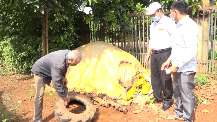 Chính quyền địa phương ở tỉnh Đắk Nông đang vận động người dân dọn dẹp vệ sinh quanh nhà. Ảnh: Lê Đại