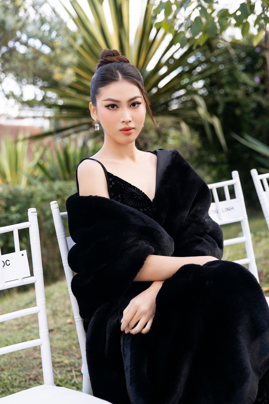 Á hậu Ngọc Thảo gợi cảm khi đi xem chương trình thời trang. Ảnh: Kiếng Cận