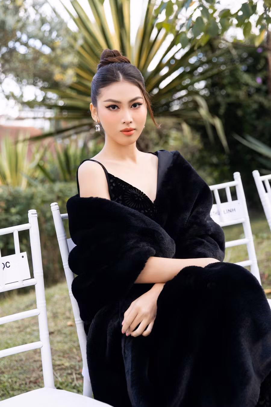 Á hậu Ngọc Thảo gợi cảm khi đi xem chương trình thời trang. Ảnh: Kiếng Cận