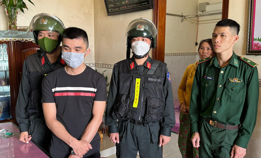 Huỳnh Thanh Tú (thứ 2 từ trái qua) bị bắt tạm giam vì đưa người sang Campuchia trái phép. Ảnh Công an tỉnh Quảng Ngãi