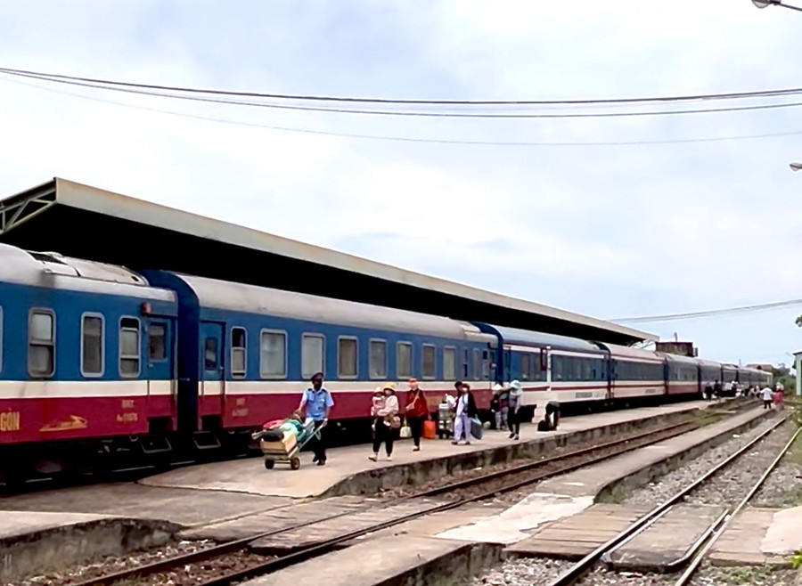 Hành khách không nên mua vé tàu "pass" lại qua các hội nhóm. Ảnh: Phương Vi Hành khách không nên mua vé tàu