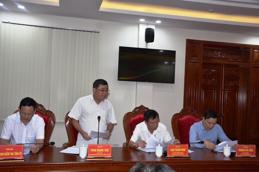 lãnh đạo Uỷ ban Kiểm tra Tỉnh ủy báo cáo kết quả thực hiện nhiệm vụ. Ảnh: Vĩnh Hoàng