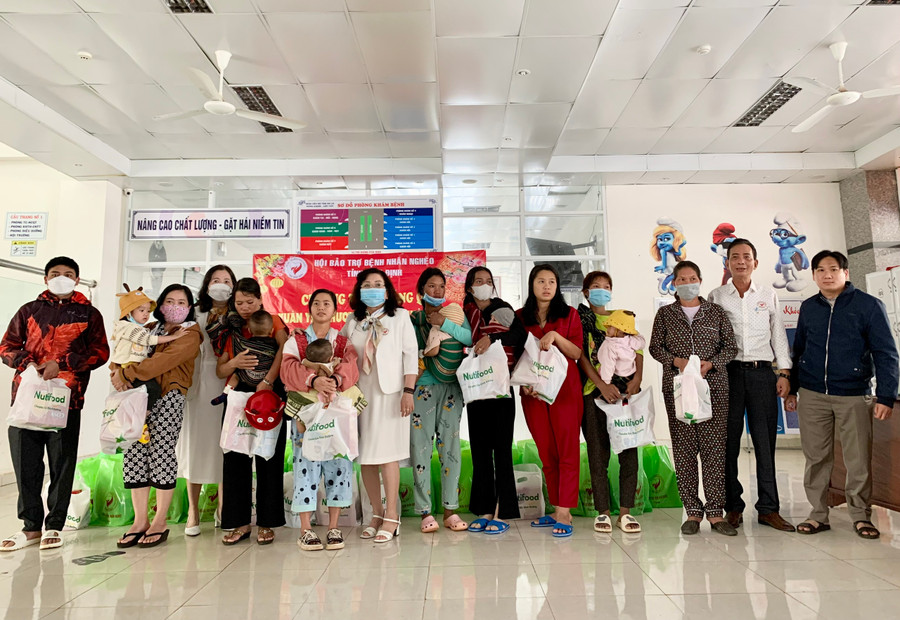 Hội bảo trợ bệnh nhân nghèo tỉnh Bình Định phối hợp với Bệnh viện Nhi tỉnh tổ chức chương trình Xuân yêu thương- Tết Quý Mão 2022 chiều 31-12. Ảnh: Như Nguyện