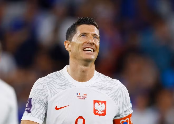 Lewandowski bất lực trước đội tuyển Pháp. Ảnh: FIFA