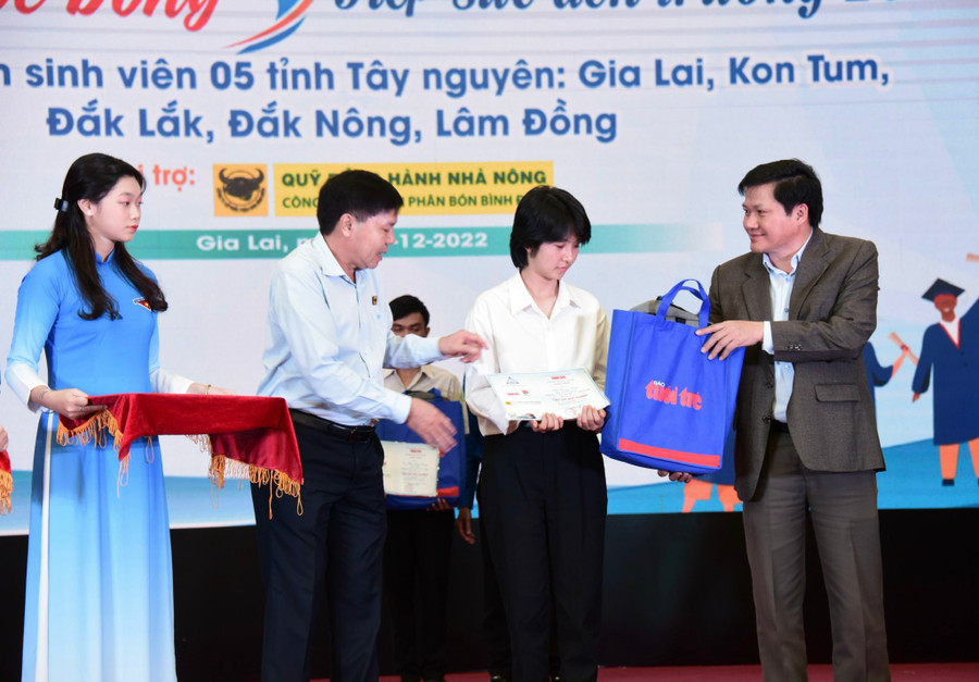 Đồng chí Trương Văn Đạt (bìa phải)-Phó Chủ tịch Thường trực HĐND tỉnh trao học bổng Tiếp sức đến trường của Báo Tuổi Trẻ cho các tân sinh viên. Ảnh: Đức Thụy