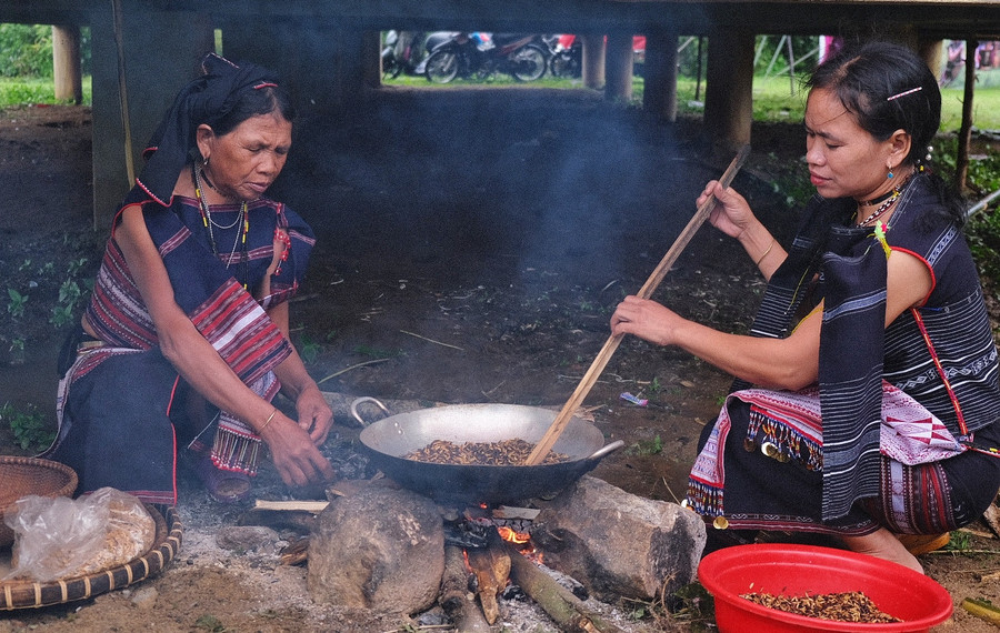 Rang lúa rẫy làm cốm mới-món ăn không thể thiếu trong lễ mừng lúa mới