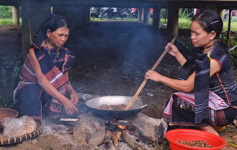 Rang lúa rẫy làm cốm mới-món ăn không thể thiếu trong lễ mừng lúa mới