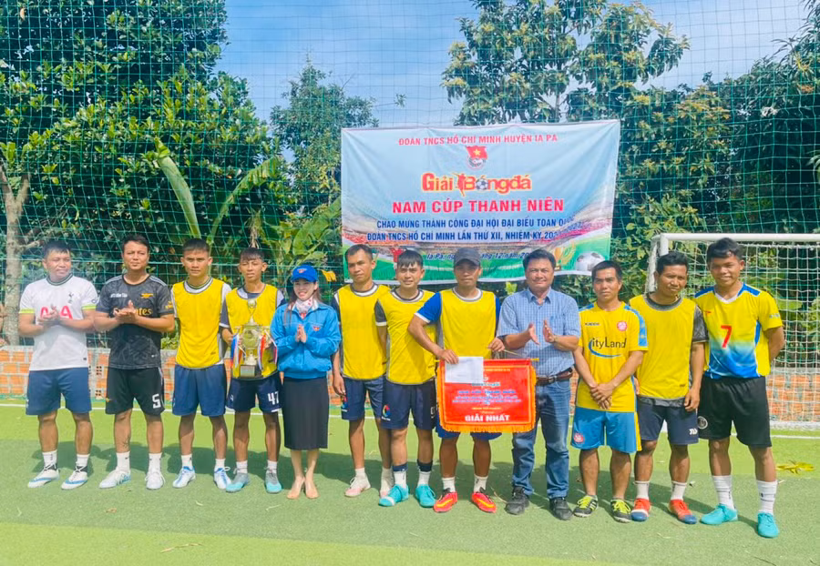 Xã Ia Ma Rơn giành chức vô địch Giải bóng đá nam Cúp Thanh niên huyện Ia Pa năm 2022. Ảnh: Vũ Chi