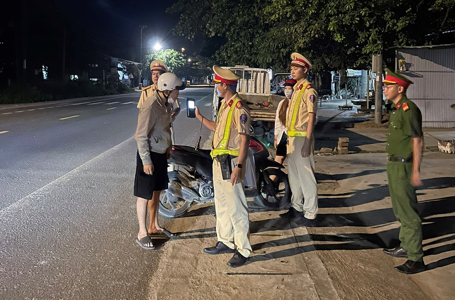 Công an huyện Phú Thiện kiểm tra nồng độ cồn người tham gia giao thông. Ảnh: R'Ô HOK