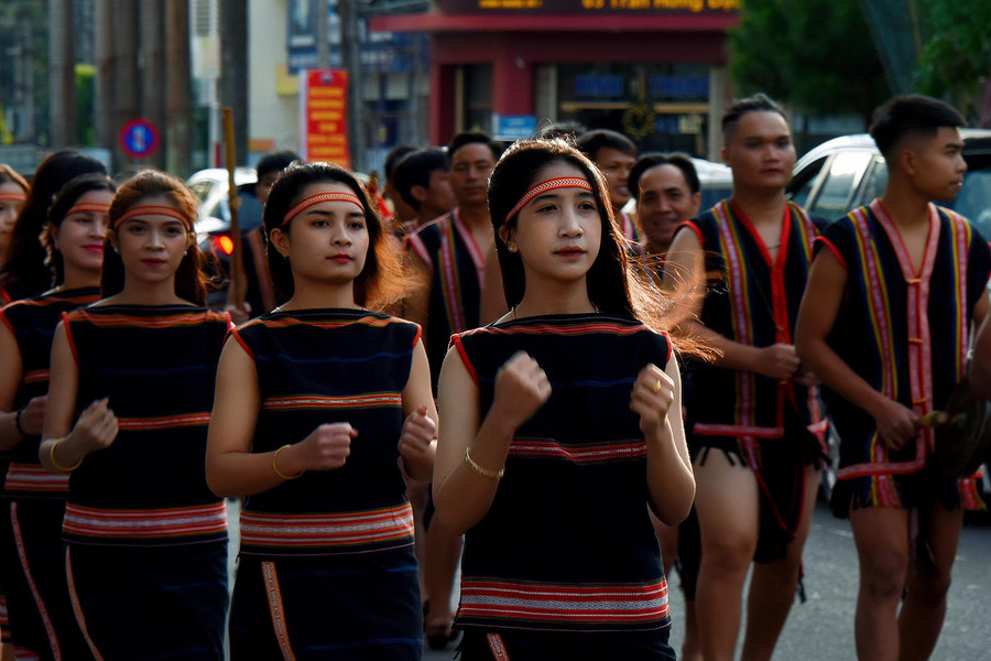 Các cô gái Jrai say sưa hòa điệu xoang. Ảnh: Đức Thụy