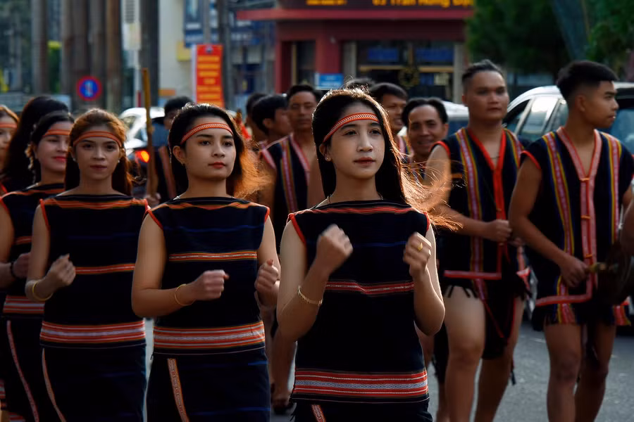 Các cô gái Jrai say sưa hòa điệu xoang. Ảnh: Đức Thụy