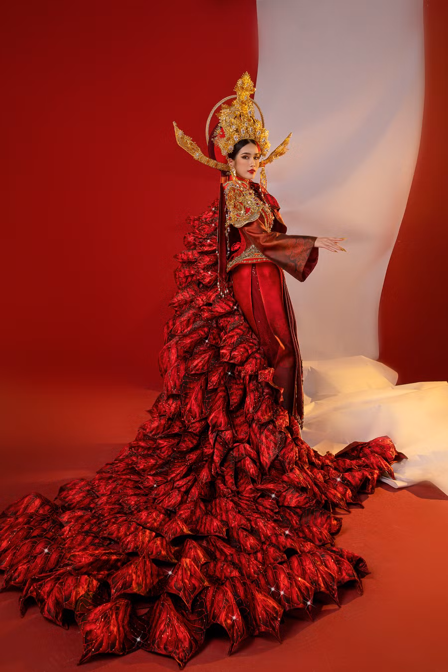 Á hậu 1 Hoa hậu Việt Nam 2020 hy vọng bộ trang phục sẽ mang đến câu chuyện ý nghĩa cũng như truyền tải được văn hóa, niềm tự hào dân tộc của người Việt Nam đến bạn bè quốc tế. Ảnh: NVCC