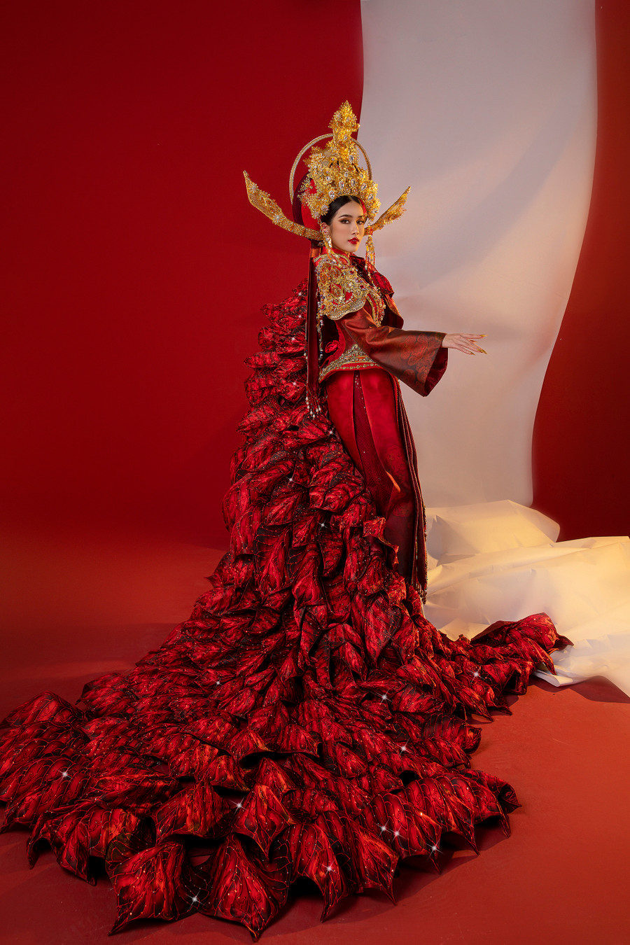 Á hậu 1 Hoa hậu Việt Nam 2020 hy vọng bộ trang phục sẽ mang đến câu chuyện ý nghĩa cũng như truyền tải được văn hóa, niềm tự hào dân tộc của người Việt Nam đến bạn bè quốc tế. Ảnh: NVCC