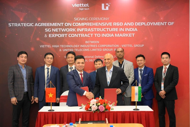 Đại diện Viettel và Tập đoàn UTL ký thỏa thuận Hợp tác triển khai thử nghiệm mạng 5G. Ảnh: T.N