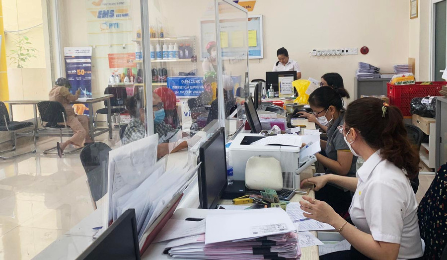 Việc ứng dụng công nghệ thông tin trong cải cách hành chính giúp giải quyết kịp thời, nhanh chóng các hồ sơ, thủ tục hành chính. Ảnh: Vũ Chi Việc ứng dụng công nghệ thông tin trong cải cách hành chính giúp giải quyết kịp thời, nhanh chóng các hồ sơ, thủ tục hành chính. Ảnh: Vũ Chi