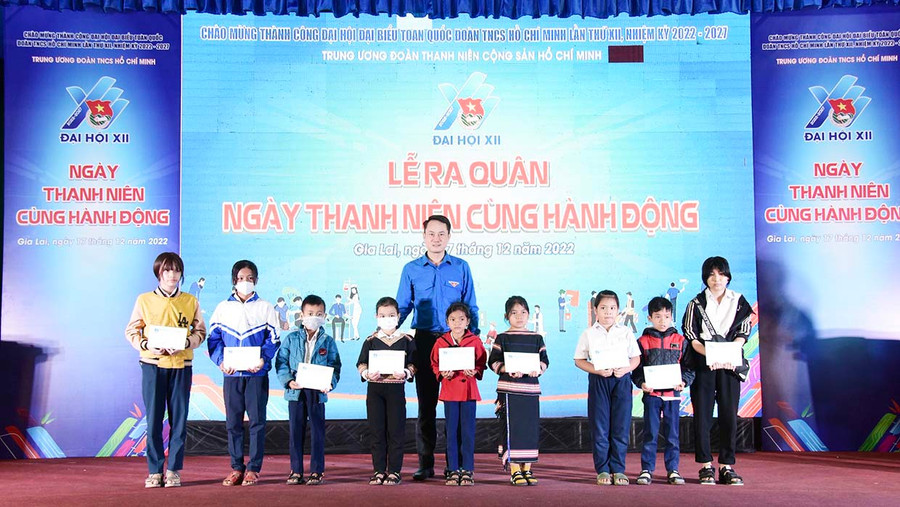 Anh Nguyễn Kim Quy-Phó Trưởng ban Đoàn kết, tập hợp thanh niên Trung ương Đoàn tặng học bổng cho thiếu nhi khó khăn của TP. Pleiku. Ảnh: Đức Thụy