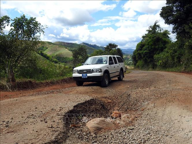 Tuyến đường ĐH 85 (xã Đăk Long, huyện Đăk Glei, tỉnh Kon Tum) bị bong tróc phần lớn lớp nhựa đường và xuất hiện nhiều “ổ voi” gây nguy hiểm cho người và phương tiện khi di chuyển.