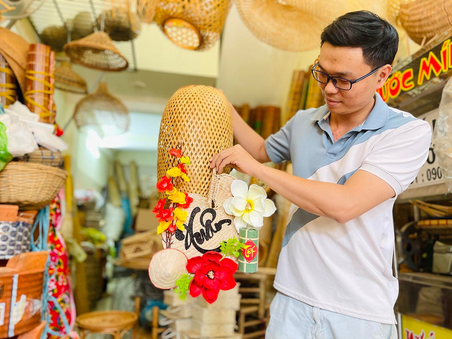  Theo anh Trần Văn Hoàn, mây tre là chất liệu dân gian, tạo cảm hứng cho người thợ khi sáng tạo. Ảnh: Mai Ka