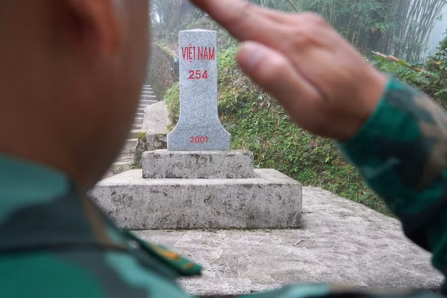Mốc giới 254 đặt trên sống núi điểm cao 1509, tại độ cao 1.400,48 m. Ảnh: M.T.H - N.Đ.L