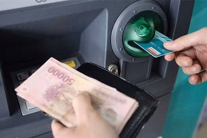  Phục vụ tốt nhu cầu thanh toán, nhu cầu rút tiền mặt qua hệ thống ATM. Ảnh: N.H/LĐO
