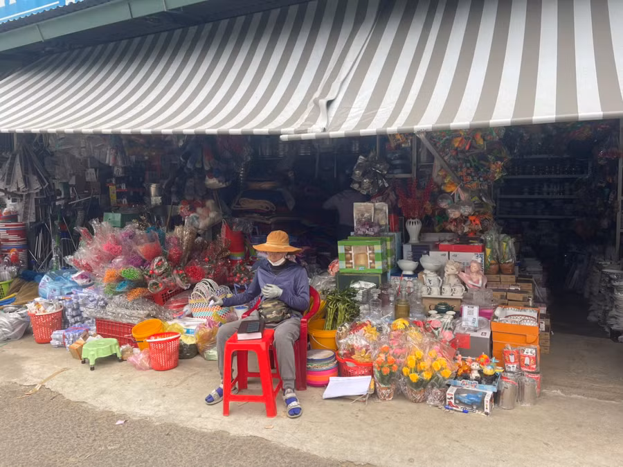 Cửa hàng Cúc Hay (thị xã Ayun Pa) đã dự trữ các mặt hàng gia dụng cách đây hơn một tháng để phục vụ nhu cầu sắm Tết của người dân: Ảnh: Vũ Chi Cửa hàng Cúc Hay (thị xã Ayun Pa) đã dự trữ các mặt hàng gia dụng cách đây hơn 1 tháng để phục vụ nhu cầu sắm Tết của người dân Ảnh Vũ Chi