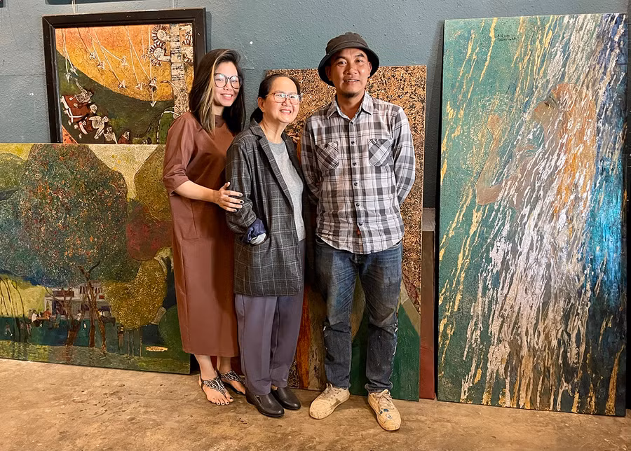 Từ phải sang: nhà điêu khắc Nguyễn Vinh, họa sĩ Hồ Thị Xuân Thu, họa sĩ Mai Thị Kim Uyên là những người mong muốn truyền đi năng lượng bình an từ nét cọ. Ảnh: Phương Duyên