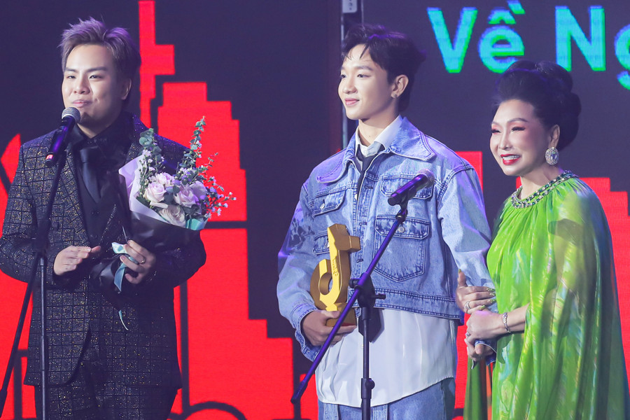 Nhạc sĩ Hứa Kim Tuyền, ca sĩ Hoàng Dũng và NSND Bạch Tuyết hạnh phúc khi nhận giải thưởng Âm nhạc của năm. Ảnh: BTC