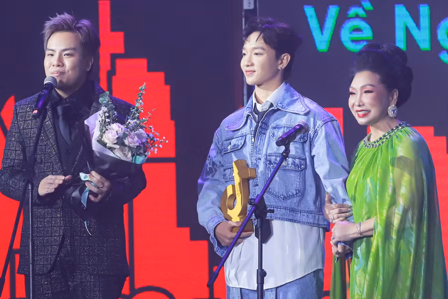 Nhạc sĩ Hứa Kim Tuyền, ca sĩ Hoàng Dũng và NSND Bạch Tuyết hạnh phúc khi nhận giải thưởng Âm nhạc của năm. Ảnh: BTC