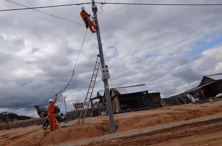 Điện đã đến tận cửa nhà người Ca Dong ở làng mới Măng Lăng. Ảnh: Phạm Anh