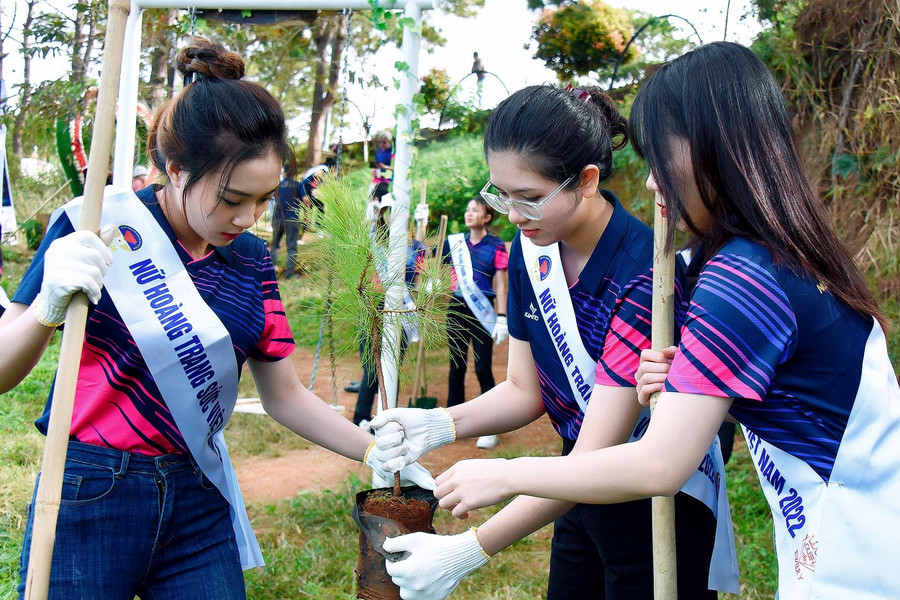 Thí sinh Võ Thị Kiều Diễm (đứng giữa) đến từ thị xã An Khê, tỉnh Gia Lai tự hào khi được cùng các thí sinh tham gia hoạt động trồng cây hưởng ứng chương trình “Vì một tương lai xanh”. Ảnh: Đức Thụy Thí sinh Võ Thị Kiều Diễm (đứng giữa) đến từ thị xã An Khê, tỉnh Gia Lai tự hào khi được cùng các thí sinh tham gia hoạt động trồng cây hưởng ứng chương trình “Vì một tương lai xanh” . Ảnh: Đức Thụy