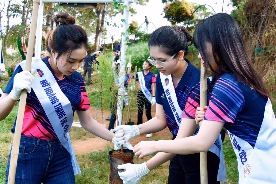 Thí sinh Võ Thị Kiều Diễm (đứng giữa) đến từ thị xã An Khê, tỉnh Gia Lai tự hào khi được cùng các thí sinh tham gia hoạt động trồng cây hưởng ứng chương trình “Vì một tương lai xanh” . Ảnh: Đức Thụy