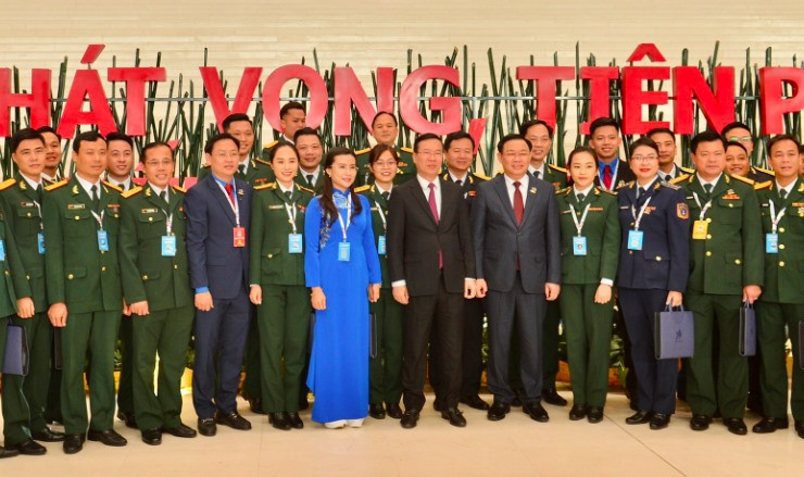 Chủ tịch Quốc hội Vương Đình Huệ và Thường trực Ban Bí thư Võ Văn Thưởng chụp ảnh với các đại biểu tại đại hội. Ảnh: Đinh Huy