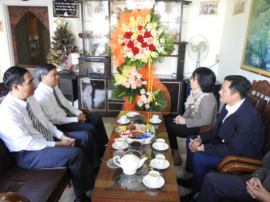Đoàn công tác của tỉnh thăm Giáng sinh tại Ban Đại diện Tin lành tỉnh. Ảnh: Thanh Nhật Đoàn công tác của tỉnh thăm Giáng sinh tại Ban Đại diện Tin lành tỉnh. Ảnh: Thanh Nhật