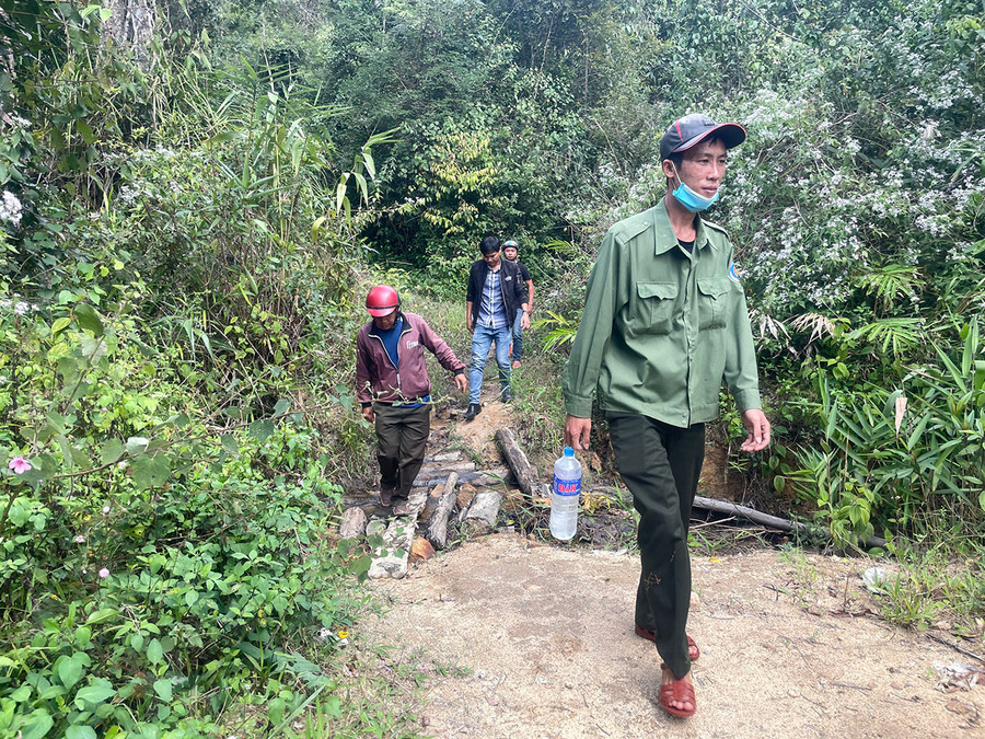  Nhóm nhận khoán bảo vệ rừng xã Hải Yang (huyện Đak Đoa) tuần tra, bảo vệ rừng. Ảnh: Hà Phương