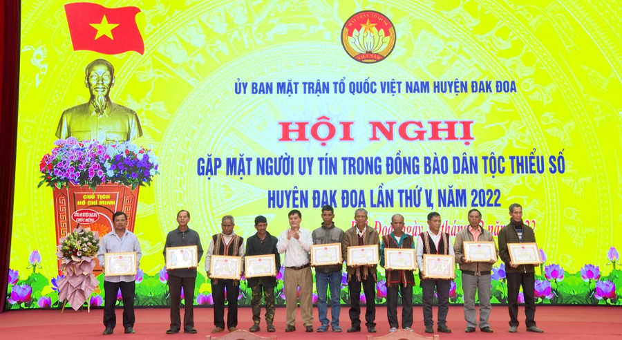 Lãnh đạo huyện Đak Đoa tặng giấy khen cho 12 cá nhân người có uy tín tiêu biểu. Ảnh: Lê Đại