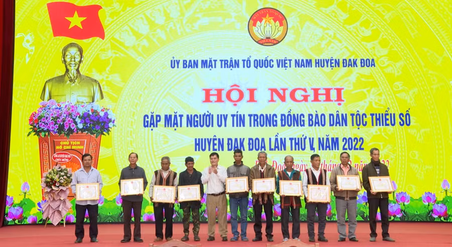 Lãnh đạo huyện Đak Đoa tặng giấy khen cho 12 cá nhân người có uy tín tiêu biểu. Ảnh: Lê Đại