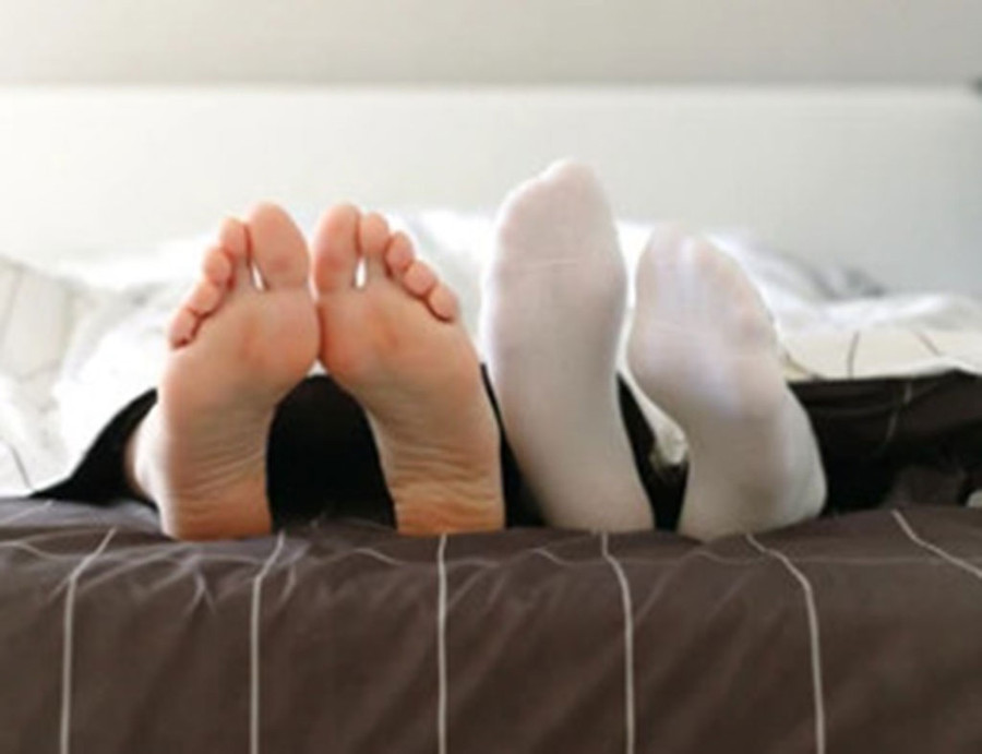 Nên hay không nên mang vớ đi ngủ từ lâu đã được tranh cãi nhiều. Ảnh: Shutterstock