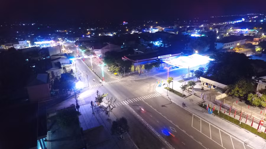 Trung tâm thị trấn Phú Túc về đêm. Ảnh: Gia Hưng