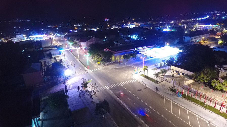 Trung tâm thị trấn Phú Túc về đêm. Ảnh: Gia Hưng