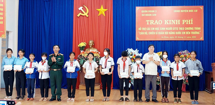 Sư đoàn 320 hỗ trợ kinh phí cho các em học sinh người dân tộc thiểu số có hoàn cảnh khó khăn. Ảnh: Vĩnh Hoàng Sư đoàn 320 trợ kinh phí cho các em học sinh người dân tộc thiểu số có hoàn cảnh khó khăn. Ảnh: Vĩnh Hoàng