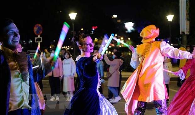 Đoàn vũ công quốc tế biểu diễn dọc tuyến đường ven hồ Xuân Hương và kéo dài đến quảng trường Lâm Viên. Ảnh: Nguyễn Dũng/TTXVN