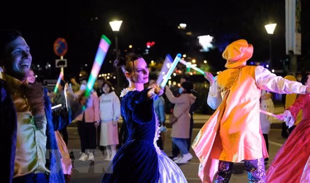 Đoàn vũ công quốc tế biểu diễn dọc tuyến đường ven hồ Xuân Hương và kéo dài đến quảng trường Lâm Viên. Ảnh: Nguyễn Dũng/TTXVN