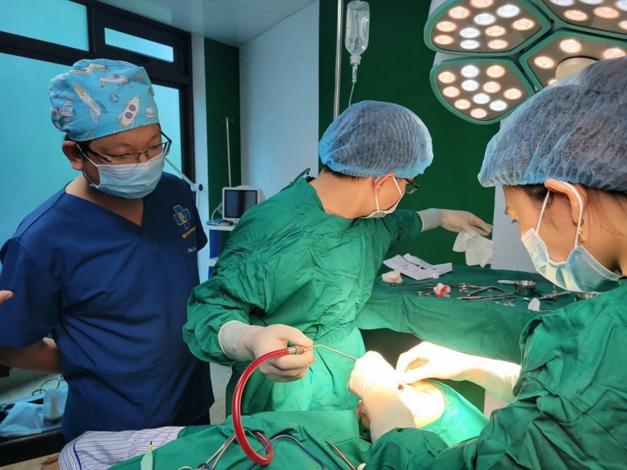 Các y, bác sĩ thực hiện một ca phẫu thuật nâng mũi cho khách hàng tại Thẩm mỹ viện Quốc tế SENSE. Ảnh cơ sở cung cấp