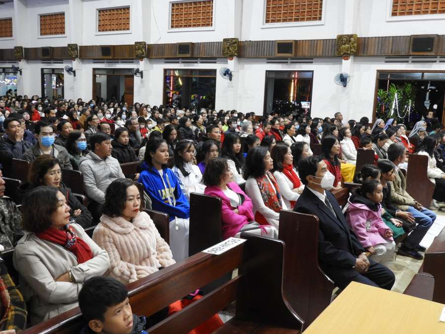 Đồng bào theo đạo dự lễ Giáng sinh 2022. Ảnh: Thanh Nhật