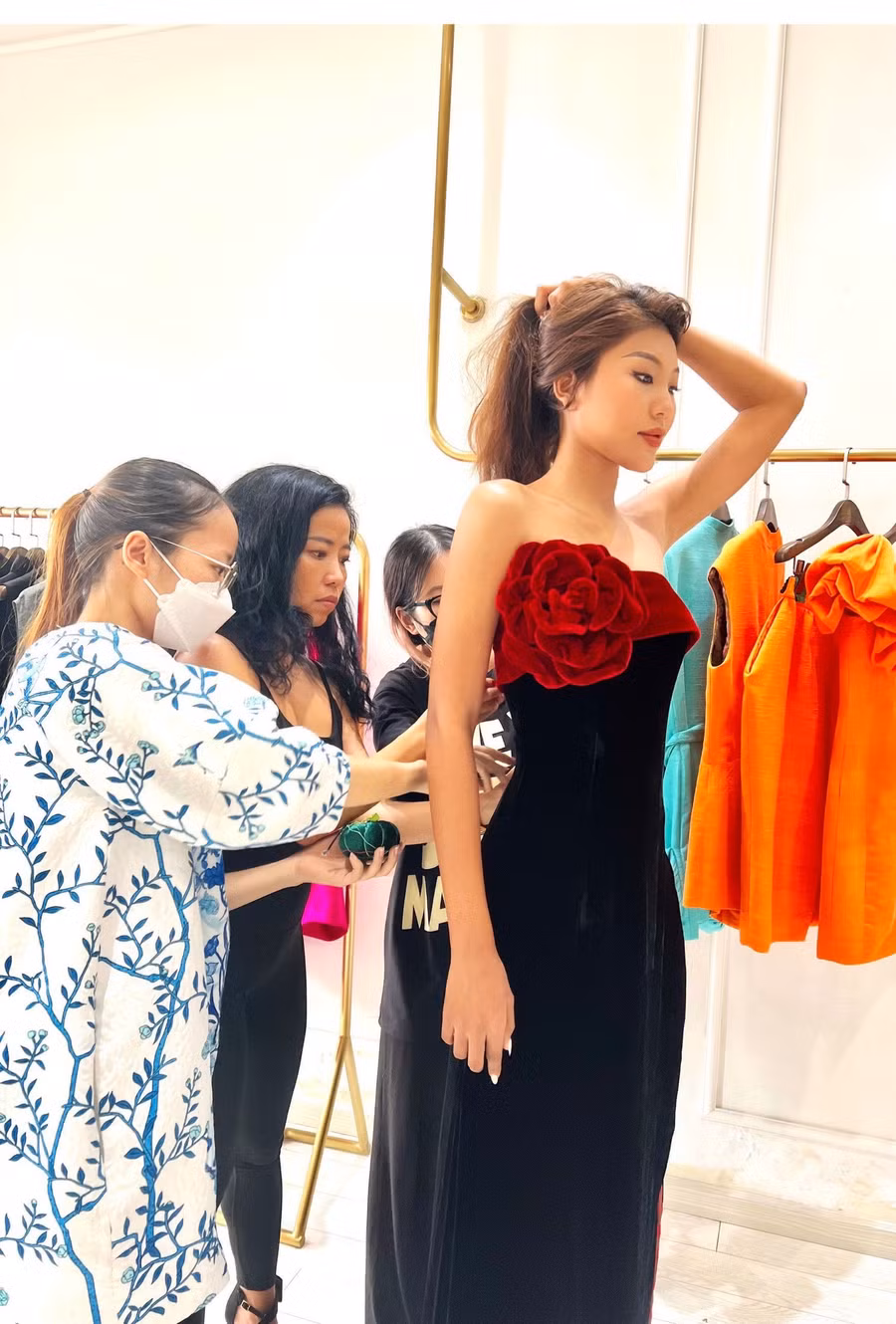 Thạch Thu Thảo được chăm chút kỹ lưỡng cho lần xuất hiện tại show diễn của nhà thiết kế Hà Linh Thư. Ảnh: BTC