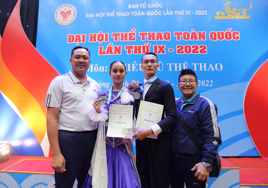 Trần Nam Dũng-Lê Phương Thảo đã nhận huy chương bạc ngay trong lần đầu tiên tham gia Đại hội Thể thao toàn quốc. Ảnh: Văn Ngọc