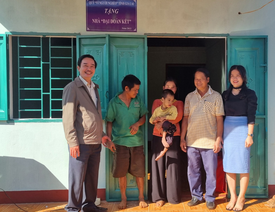 Đại diện Hội Bảo trợ Người khuyết tật và bảo vệ quyền trẻ em tỉnh Gia Lai bàn giao nhà “Đại đoàn kết” cho gia đình anh Kpuih Yông (làng Tai Glai, xã Ia Ko). Ảnh: Hà Phương