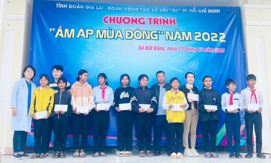 Đoàn công tác tặng 20 suất học bổng cho các em thiếu nhi có hoàn cảnh khó khăn tại xã Đất Bằng Ảnh Vũ Chi