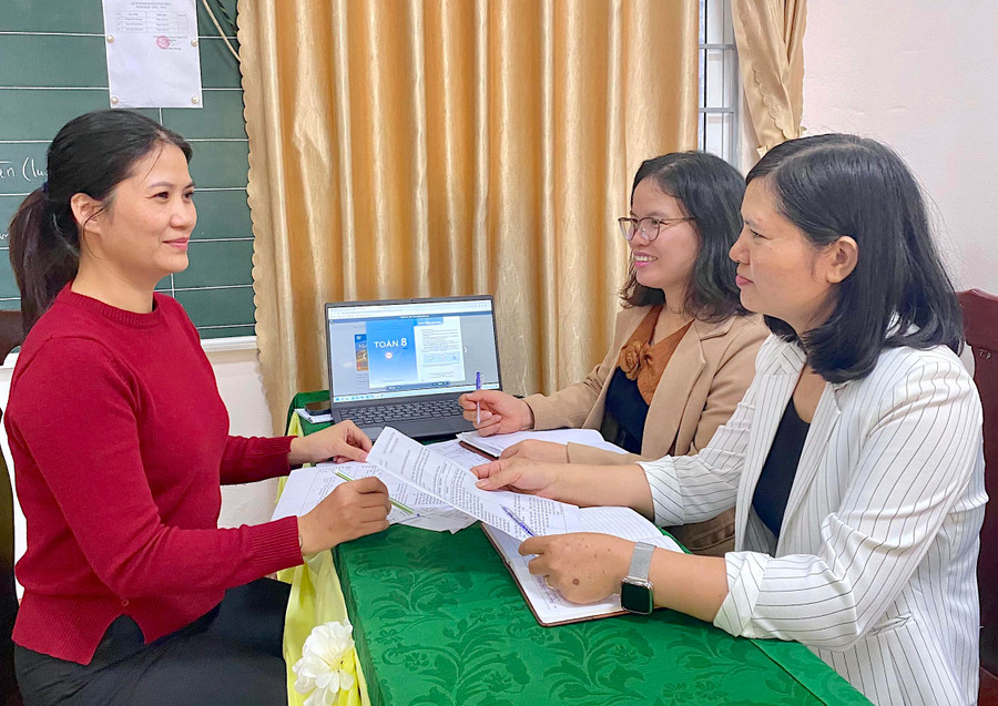 Giáo viên Trường THCS Trần Phú (phường Trà Bá, TP. Pleiku) thảo luận góp ý bản mẫu SGK môn Toán lớp 8. Ảnh: Mộc Trà